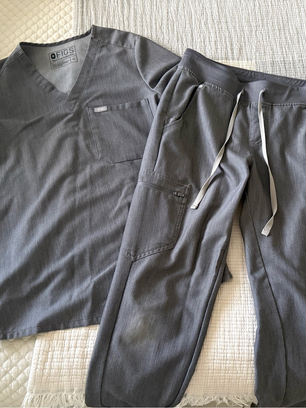 Figs Graphite Scrub Set - Picture 2 of 3